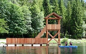 Hiša ob jezeru - House by the Lake